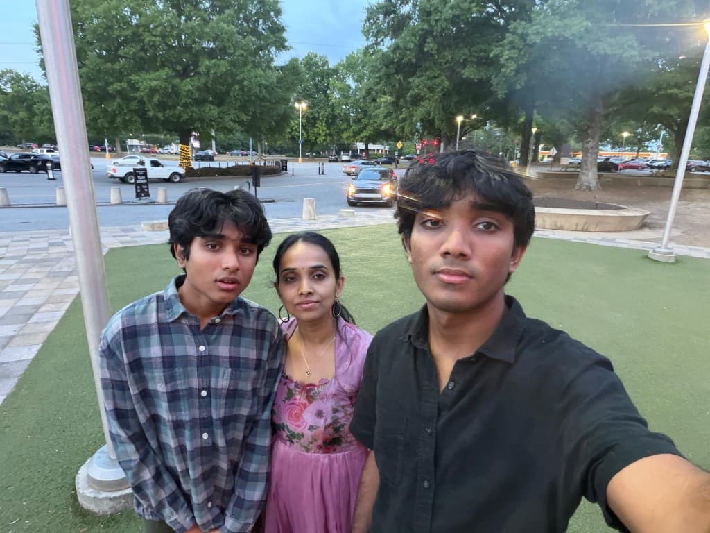 Sudhith Mannuru with Mokshith Mannuru and Sravani Mannuru.